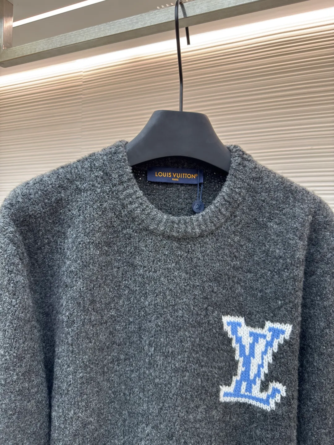 LOUIS VUITTON ski clover sweater ●Authentic product: purchased and developed for 12800 ●Item number: 1680305-A85 ●Fabric: wool blended fabric ●Technology: knitting ●Version: fitted version ●Weight: about 580 grams ●Size: XS-S-M-L ●Description: The wool is colored and dyed according to the 1:1 ratio of the original loop yarn. It is woven using a German 3.5G imported machine. The wool is hanged with a single-sided intarsia structure based on the original version. The flower pattern intarsia of the entire dress requires a full 16 sand spits. It is extremely heavy-duty, and the wool is put on the machine. It took two days to adjust the machine before it could be installed on a machine. There were 4 wools in a single spit and 64 wools in 16 spits. The threads were densely packed. One machine could only knit 4 pieces of clothing a day. If the wool for 1,000 pieces of clothing was prepared, it was estimated that it could only produce 800 finished products. The scrap rate was extremely high. The overall wiring is straight and delicate, the fabric is comfortable and soft, and the color is consistent without color difference. It can be matched with the same style to create a fashionable look and control various occasions. Customized accessories, complete with three standards, same style for men and women!
